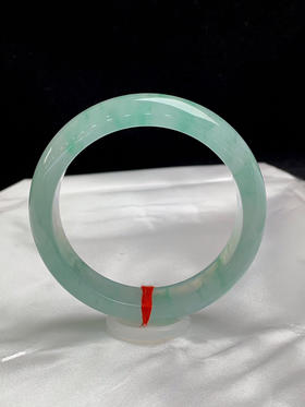 612601，58.5圈口，冰飘花正圈平安镯，晴底飘绿花色，种老水足，冰透有光感