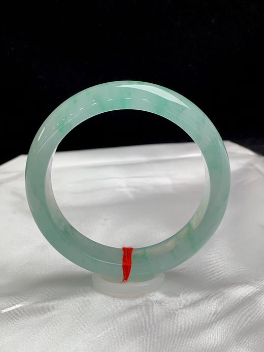 612601，58.5圈口，冰飘花正圈平安镯，晴底飘绿花色，种老水足，冰透有光感 商品图0