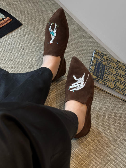 一脚蹬不对称刺绣羊皮小众美鞋——皮料选自意大利🇮🇹进口线条独特流畅、满满时髦自由感！穿感舒适细腻、鞋型精致秀气，上脚气质感满满、复古高级～ 商品图4