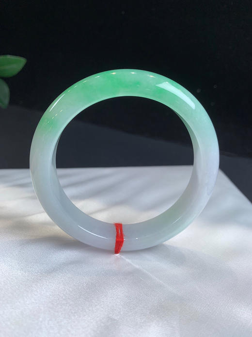 612599，56.5飘阳绿手镯，底妆细腻干净，一大截带色， 绿色白底之间过度均匀，干净清爽 商品图4