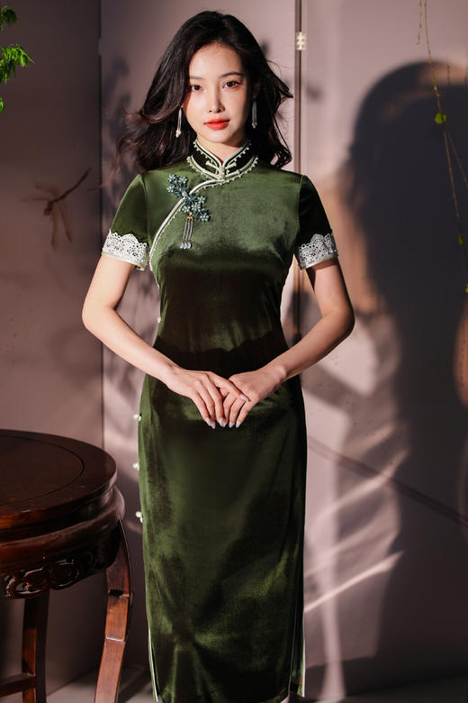 逸红颜明月优选<爆款二团>#影视剧《守护者们》同款旗袍『露荷』纯手工高定款醋酸丝绒，全开襟定制花扣 商品图5
