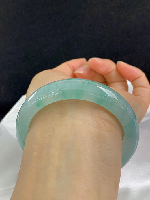 612601，58.5圈口，冰飘花正圈平安镯，晴底飘绿花色，种老水足，冰透有光感 商品图4