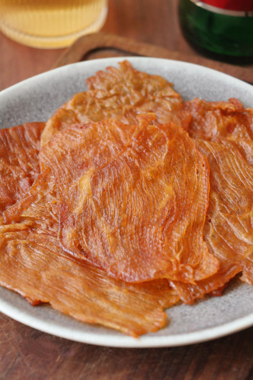 薄如蝉翼的小米龙肉脯！【原切虎皮猪肉干】✅优质原切猪臀肉 肉质紧实 劲道软韧✅8道匠心工艺捶打制作 薄如蝉翼 低温慢烤 焦香十足 商品图2