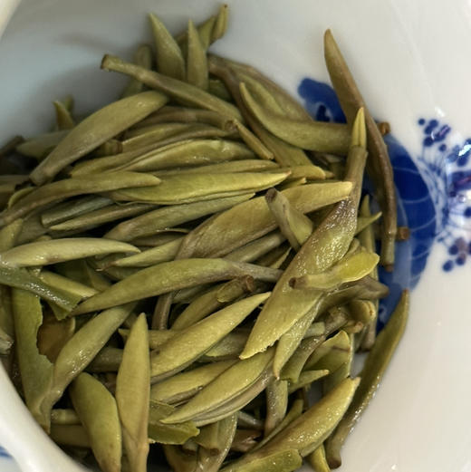 福鼎白茶｜【传家宝·白毫银针】2025乙巳蛇年开园首采老树银针，因其银白如雪肥壮似针故名，享有“白茶皇后”之赞誉，富含高茶氨酸高黄酮类等营养物质，香清甘活甜爽润醇～净重：500g/250g*2包*1箱 商品图5