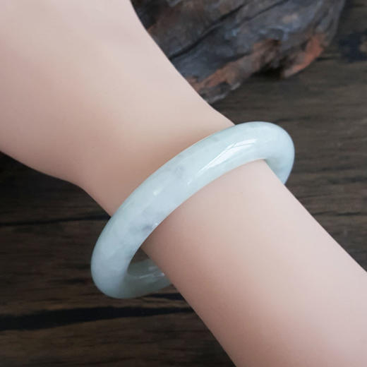 【天然正品】天然细腻无纹裂圆条糯种54.5号翡翠手镯020425AH26 现售价：1380 商品图5