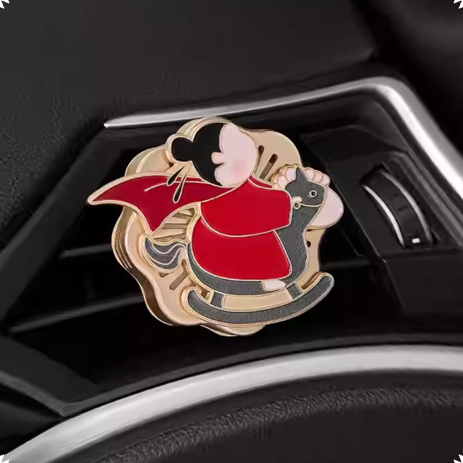 宋朝悟吉系列多功能车载香薰，金属光泽，细腻触感，为车内增添一抹高级感，内含两片香片，持续散香