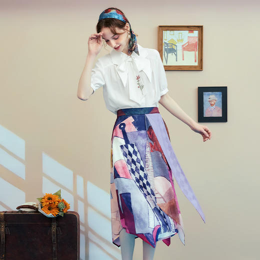 两三事 棱镜诗行 2025夏季新款抽象印花单边背带裙不规则半身裙 商品图3