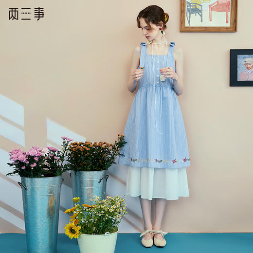 两三事雾海浪咏2025夏季新款绣花双层裙摆蝴蝶结条纹吊带裙连衣裙 商品图0