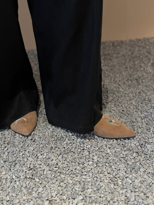 一脚蹬不对称刺绣羊皮小众美鞋——皮料选自意大利🇮🇹进口线条独特流畅、满满时髦自由感！穿感舒适细腻、鞋型精致秀气，上脚气质感满满、复古高级～ 商品图1