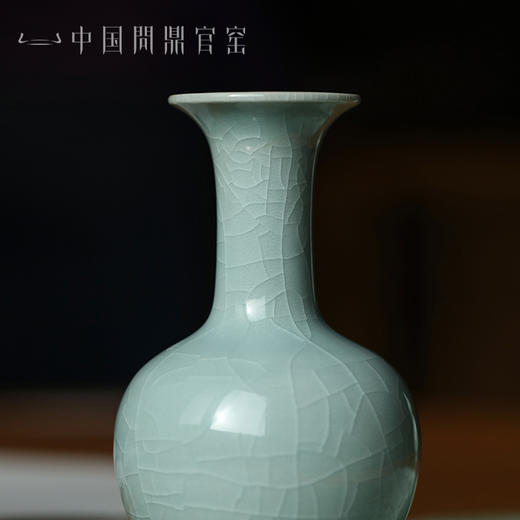 问鼎官窑卓鑫伟牛角款长颈瓶 商品图4