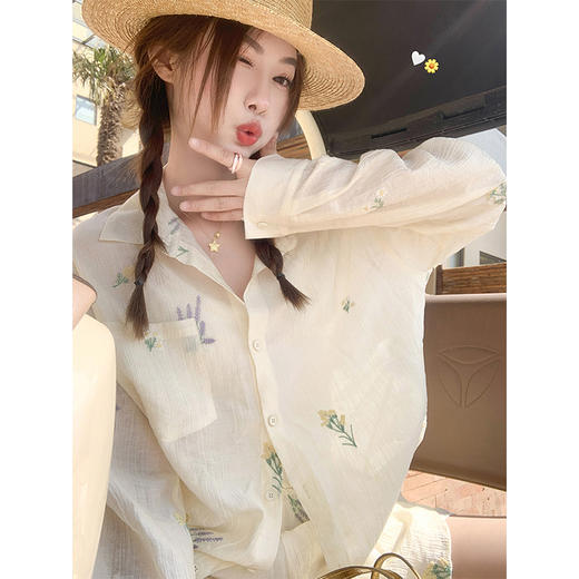 <曾小咸推荐>韩系清新一整套杏色绣花防晒衬衫短裤 商品图3