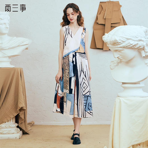 两三事 游弋流光 2025夏季新款复古抽象印花大翻边v领无袖连衣裙 商品图0