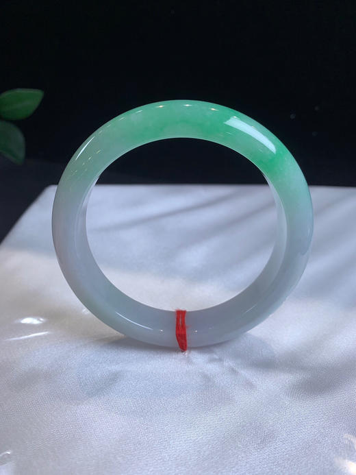 612599，56.5飘阳绿手镯，底妆细腻干净，一大截带色， 绿色白底之间过度均匀，干净清爽 商品图0