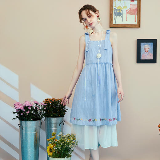 两三事雾海浪咏2025夏季新款绣花双层裙摆蝴蝶结条纹吊带裙连衣裙 商品图3