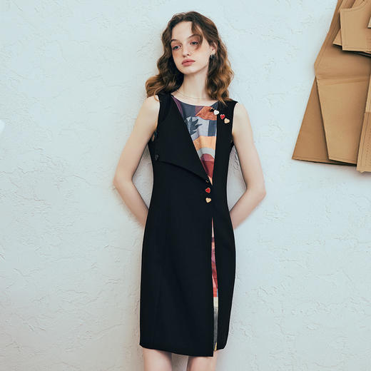 两三事 曜纹暗涌 2025夏季新款时尚抽象印花拼接两穿无袖连衣裙 商品图3
