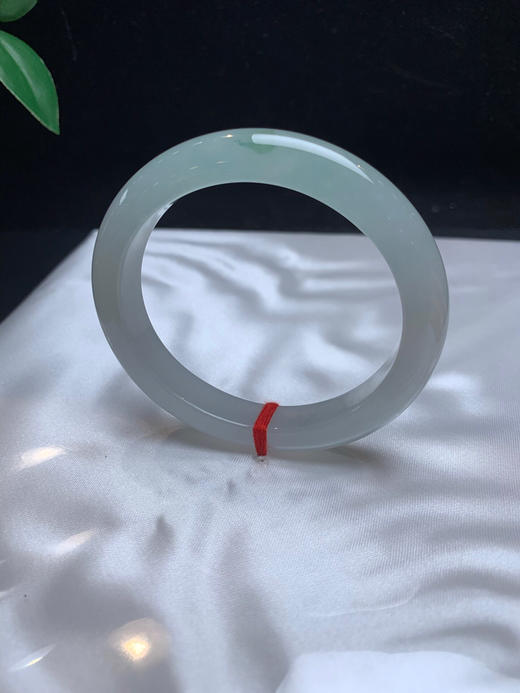 612597，53.3 冰底贵妃手镯，冰冰的，底妆干净清新 特别秀气 商品图0