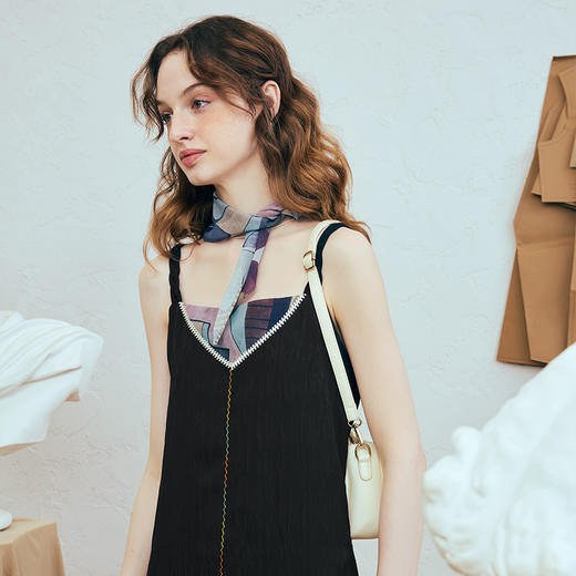 两三事 星隙独舞 2025夏季新款复古印花布拼接假两件吊带裙连衣裙 商品图3