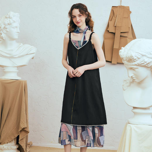 两三事 星隙独舞 2025夏季新款复古印花布拼接假两件吊带裙连衣裙 商品图1