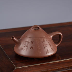 《斗瓢壶》 魏治国 高级工艺美术师、江苏省优秀青年陶艺家、高级乡村振兴技艺师、一级技师、紫砂陶优秀传承人、非物质文化遗产传承人