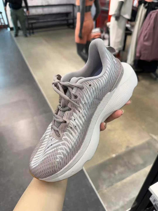 安德玛⚠️女士厚底款运动鞋💥💰699✈️👟减震防滑耐磨，轻便透气运动鞋、脚感舒适！ 商品图4