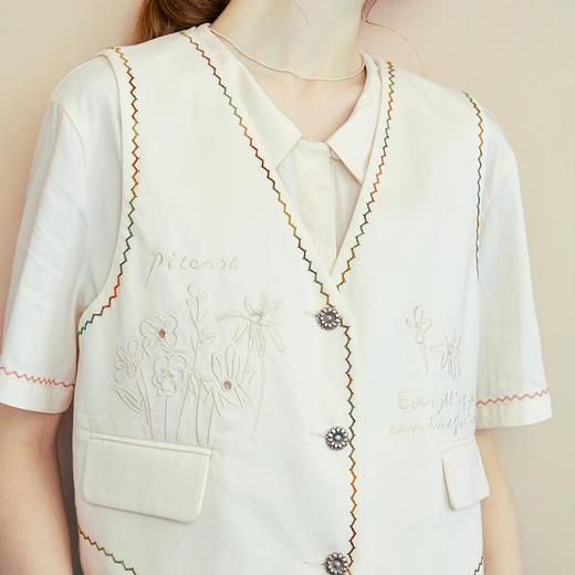 两三事 瓷甲织铠 2025夏季新款简约绣边短款马夹女宽松马甲 商品图3