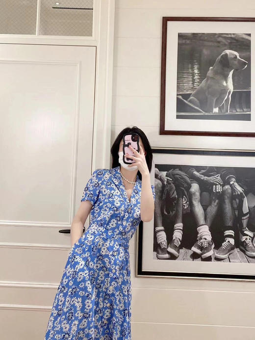 法式油画V领茶歇连衣裙 花卉皱纱连衣裙 高级时装质感 面料保持纱线自身疏松结构 上身更舒适透气 宽口V字领设计 西装驳头翻领 商品图1