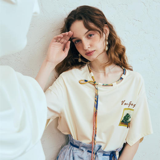 两三事梵高文艺 弦外智音 2025夏季新款彩绳绑带领印花短袖t恤女 商品图1