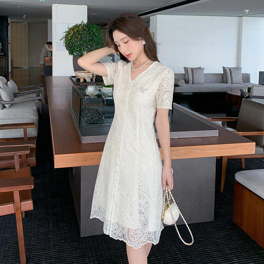 奢姿大码女装2025夏季气质镂空蕾丝连衣裙胖妹妹简约V领时尚裙子9952869327 商品图1