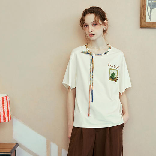 两三事梵高文艺 弦外智音 2025夏季新款彩绳绑带领印花短袖t恤女 商品图3