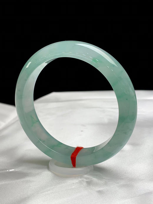 612601，58.5圈口，冰飘花正圈平安镯，晴底飘绿花色，种老水足，冰透有光感 商品图3