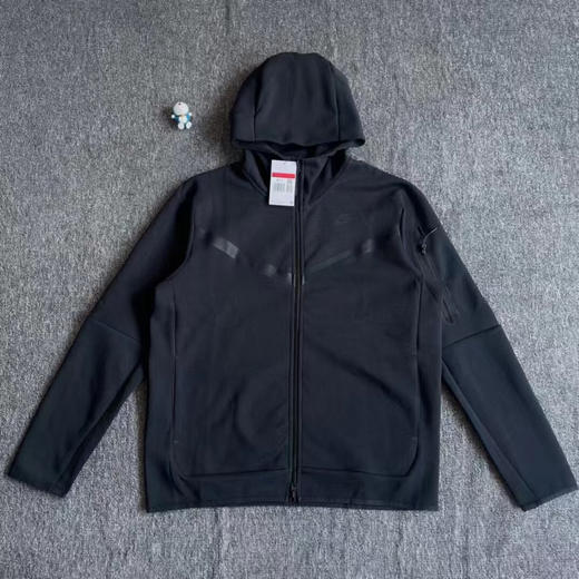 正品耐克Nike风行者拉链外套
标全保真 支持鉴定 爆火的drill风
经典永不过时 美版 人体流线设计
多处拼接 面料 压胶工艺
底部弹力收口 
黑色灰色S-XL 商品图1