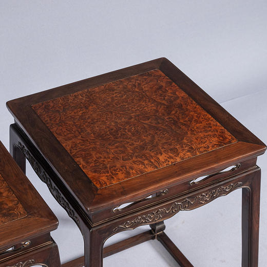 二十世纪 红木镶瘿木浮雕螭龙纹带托泥方香几（一对） 商品图3