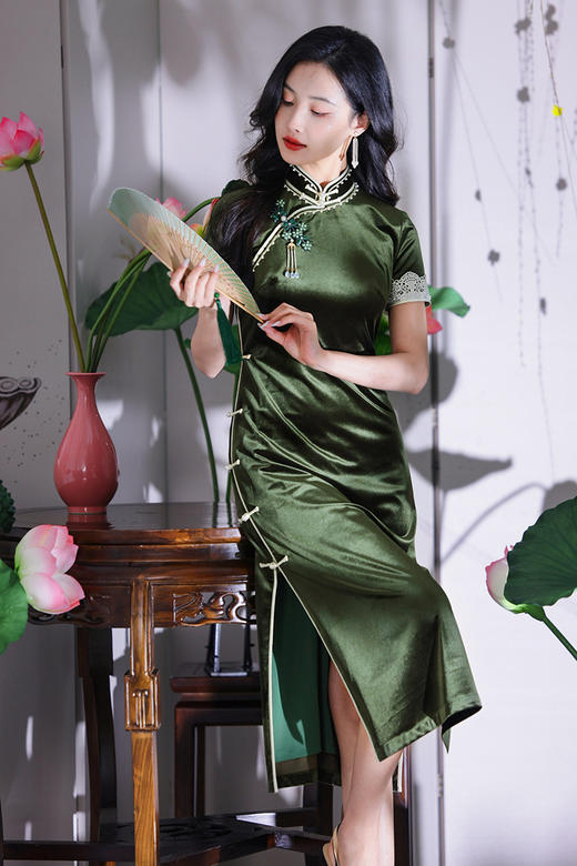 逸红颜明月优选<爆款二团>#影视剧《守护者们》同款旗袍『露荷』纯手工高定款醋酸丝绒，全开襟定制花扣 商品图11