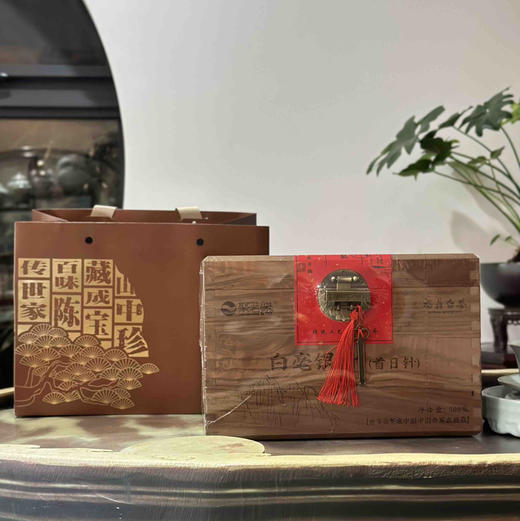 福鼎白茶｜【传家宝·白毫银针】2025乙巳蛇年开园首采老树银针，因其银白如雪肥壮似针故名，享有“白茶皇后”之赞誉，富含高茶氨酸高黄酮类等营养物质，香清甘活甜爽润醇～净重：500g/250g*2包*1箱 商品图6