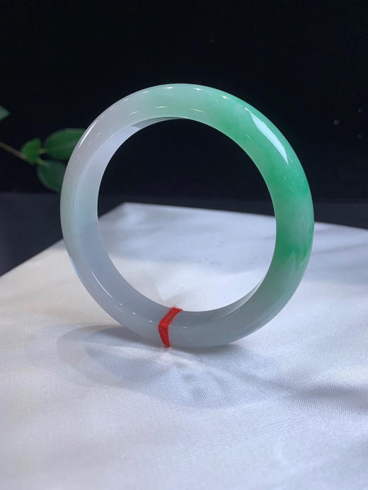 612599，56.5飘阳绿手镯，底妆细腻干净，一大截带色， 绿色白底之间过度均匀，干净清爽 商品图2