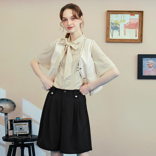 两三事 墨语锋歌 2025夏季新款时尚爱心纽扣裙裤高腰短裤女 商品图1