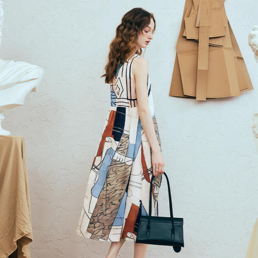 两三事 游弋流光 2025夏季新款复古抽象印花大翻边v领无袖连衣裙 商品图3
