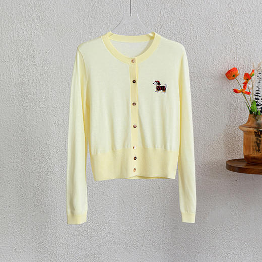 【自】全新升级【铂金会员238/天猫319/差价81】(64137) 洛诗琳2025早春新款小狗图案刺绣针织外套女圆领长袖开衫 商品图4