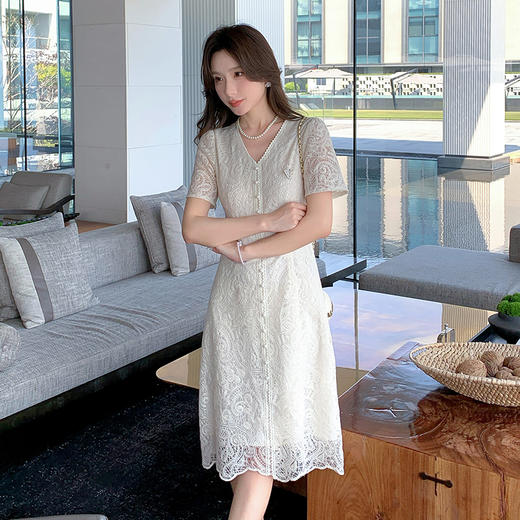 奢姿大码女装2025夏季气质镂空蕾丝连衣裙胖妹妹简约V领时尚裙子9952869327 商品图0