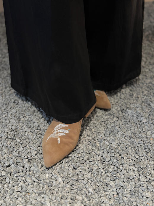 一脚蹬不对称刺绣羊皮小众美鞋——皮料选自意大利🇮🇹进口线条独特流畅、满满时髦自由感！穿感舒适细腻、鞋型精致秀气，上脚气质感满满、复古高级～ 商品图10