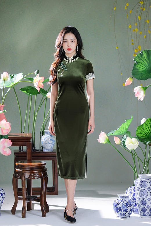 逸红颜明月优选<爆款二团>#影视剧《守护者们》同款旗袍『露荷』纯手工高定款醋酸丝绒，全开襟定制花扣 商品图12