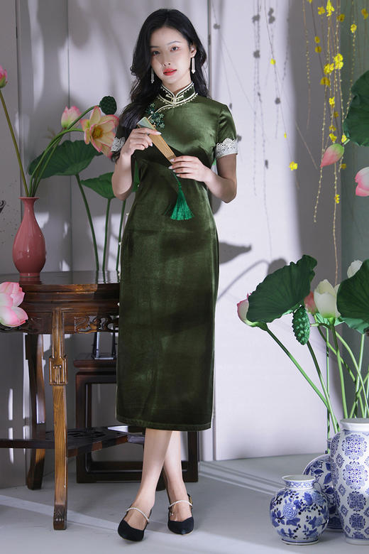 逸红颜明月优选<爆款二团>#影视剧《守护者们》同款旗袍『露荷』纯手工高定款醋酸丝绒，全开襟定制花扣 商品图9