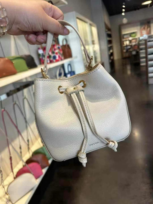 Fossil ，新款桶包，这款皮质软软糯糯，非常显高级，小号💰799🉐，大号💰999🉐 商品图2