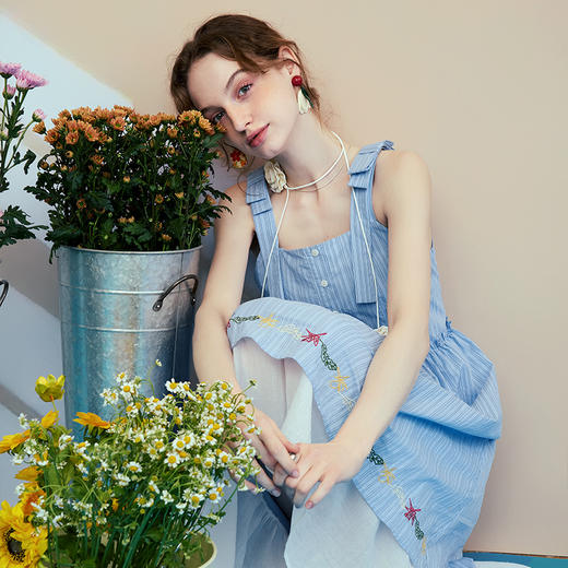 两三事雾海浪咏2025夏季新款绣花双层裙摆蝴蝶结条纹吊带裙连衣裙 商品图2