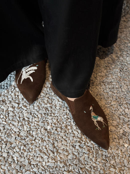 一脚蹬不对称刺绣羊皮小众美鞋——皮料选自意大利🇮🇹进口线条独特流畅、满满时髦自由感！穿感舒适细腻、鞋型精致秀气，上脚气质感满满、复古高级～ 商品图9