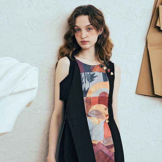 两三事 曜纹暗涌 2025夏季新款时尚抽象印花拼接两穿无袖连衣裙 商品图2