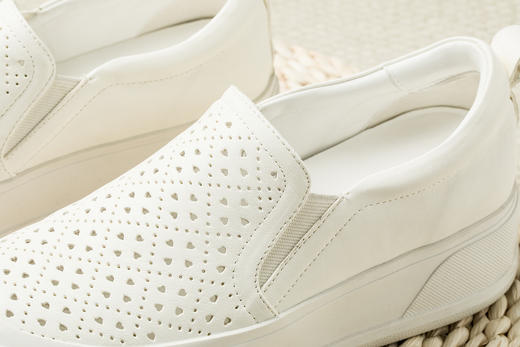 【一脚蹬  厚底小白鞋】👍❤️【🍀四叶草镂空】现货，跟高4厘米，鞋面环保牛皮，内里羊皮，鞋垫羊皮，鞋底橡胶大底，不易挤脚，包容显瘦，经典耐看 商品图12