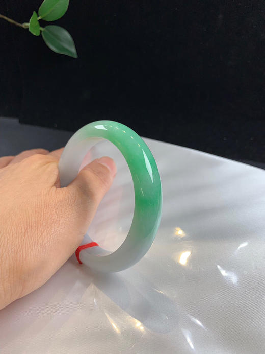 612599，56.5飘阳绿手镯，底妆细腻干净，一大截带色， 绿色白底之间过度均匀，干净清爽 商品图5