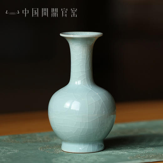 问鼎官窑卓鑫伟牛角款长颈瓶 商品图0