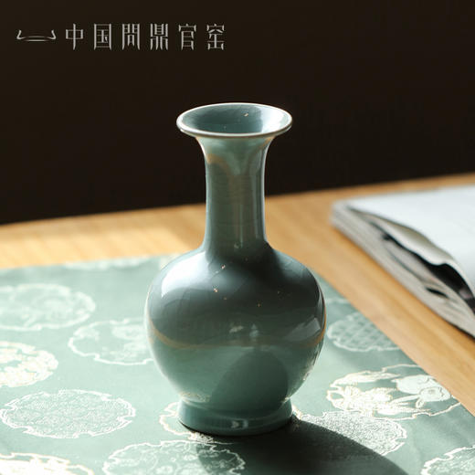 问鼎官窑卓鑫伟牛角款长颈瓶 商品图1